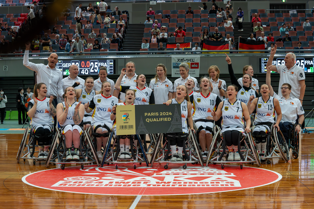 Rollstuhlbaskeatballerinnen qualifizieren sich für Paris – Gruppenfoto