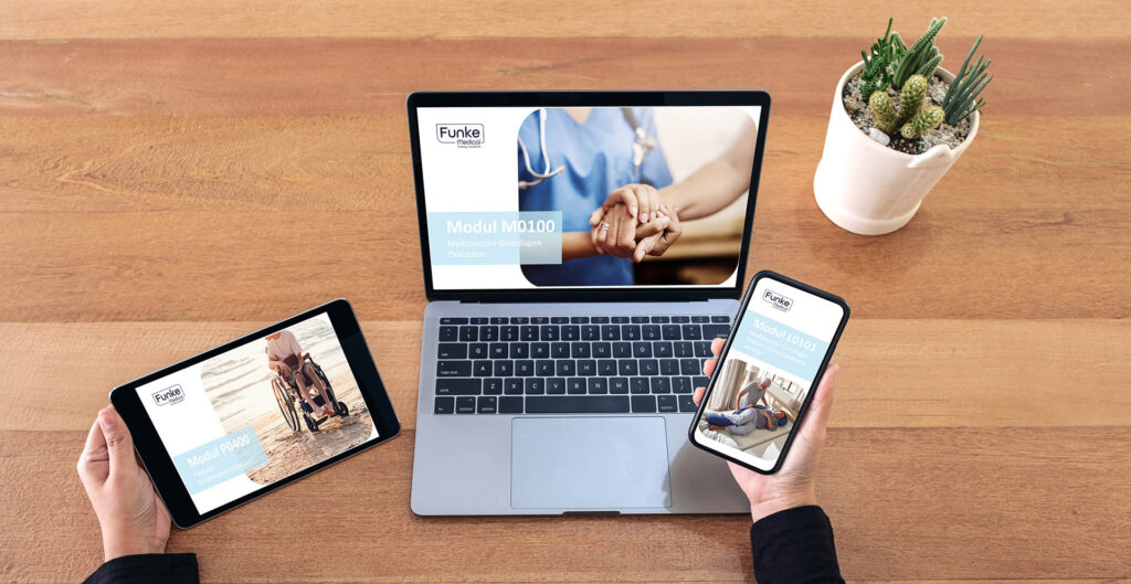 Schreibtisch mit einem Laptop, Tablet, Handy und Pflanze, auf allen Bildschirmen sind Ausschnitte der Online-Fortbildungen zu sehen