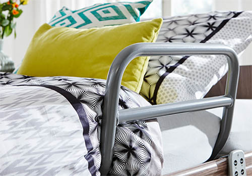 Nahaufnahme des Aufstehbügels am Bett