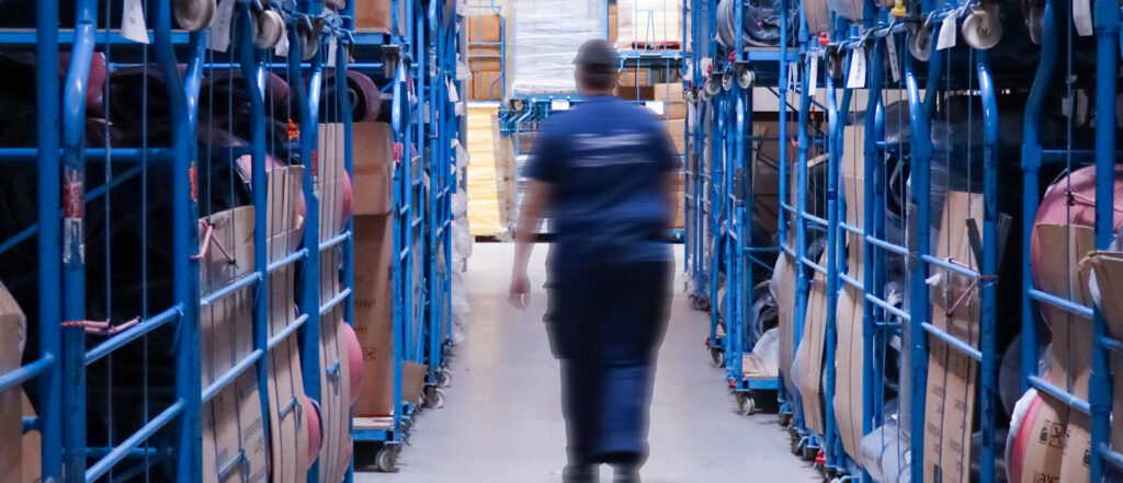 Mitarbeiter läuft durch die Produktion