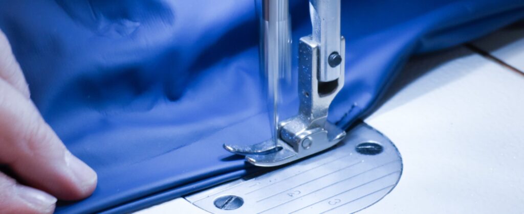 Nahaufnahme einer Nähmaschinen, die einen Bezug näht