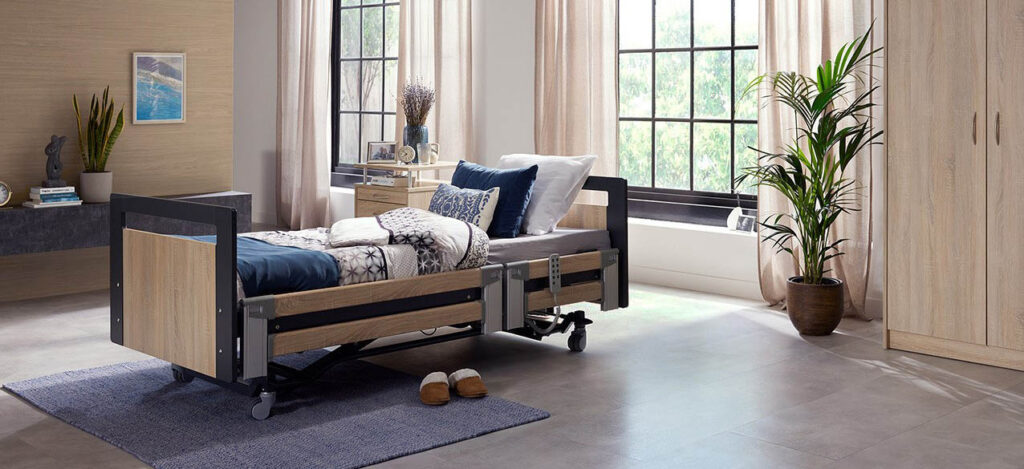 Scintilla 1000 Pflegebett in einem Schlafzimmer