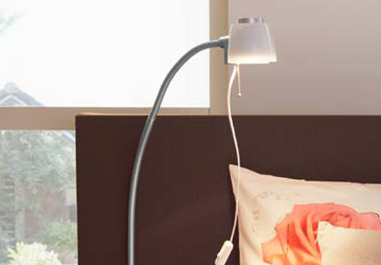 Nachttischlampe, die an das Pflegebett befestigt werden kann