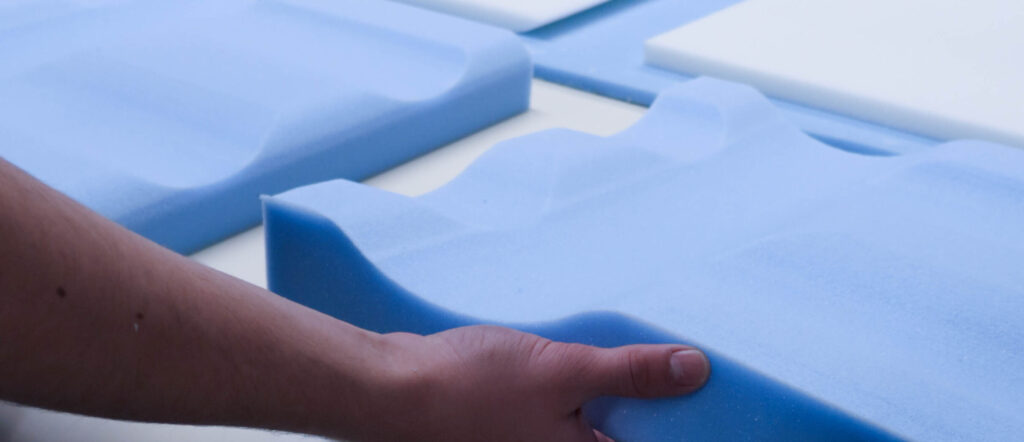 Produktionsmitarbeiter fertigt ein Sitzkissen an