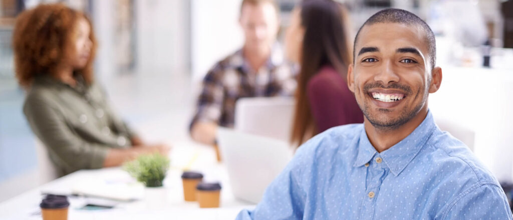 Innendienstmitarbeiter lächelt in die Kamera