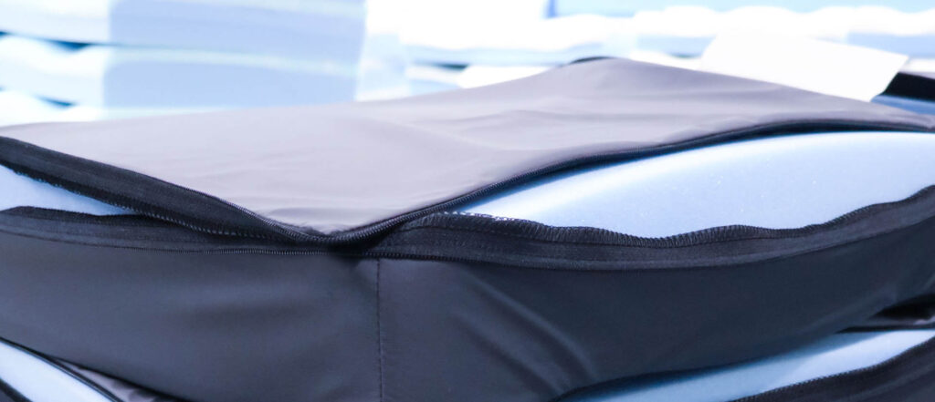 Sitzkissen mit Bezug im Produktionsprozess