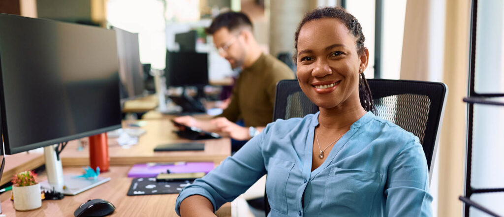 Innendienstmitarbeitern lächelt in die Kamera