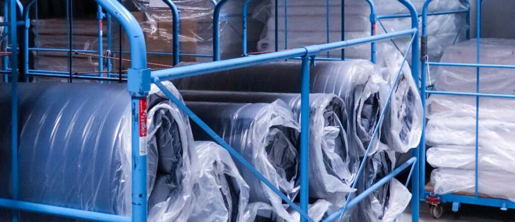 Gestapelte, eingerollte und verpackte Matratzen