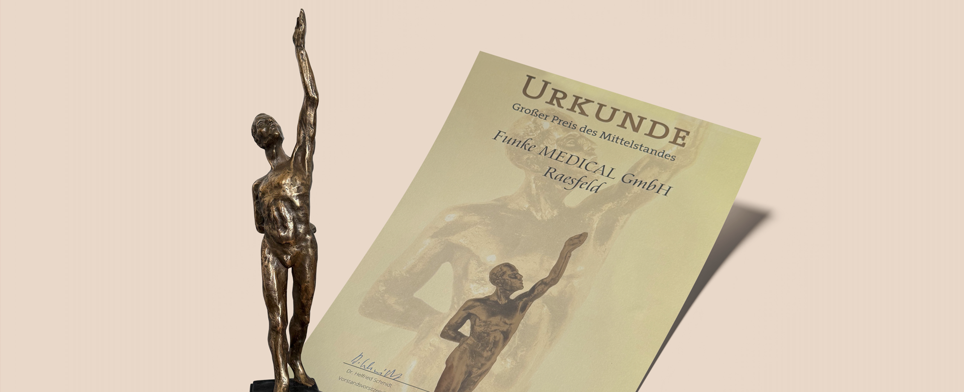 Urkunde und Preisstatue des Großen Preis des Mittelstandes 2026